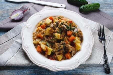 Нежное овощное рагу с курицей в сотейнике - рецепт и фото