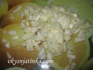 Очищенный лук мелко рубим