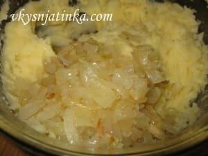 Добавляем в картофельное пюре обжаренный лук, соль и черный перец по вкусу