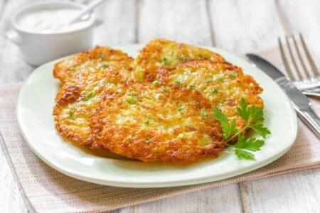 Аппетитные картофельные драники с сыром - рецепт и фото
