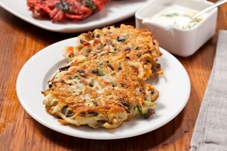 Картофельные драники с грибами на сковороде - рецепт и фото