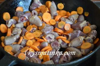Куриные сердечки на сковороде с морковью