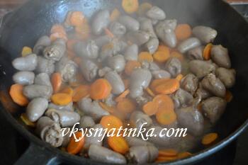 Куриные сердечки тушеныес морковью