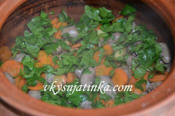 Куриные сердечки в горшочке с овощами и петрушкой