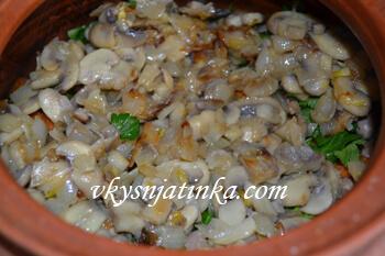 Грибы в горшочке с куриными сердечками и овощами