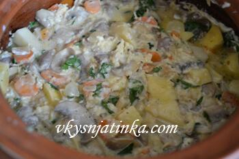 Грибы с овощами и куриными сердечками залитые водой
