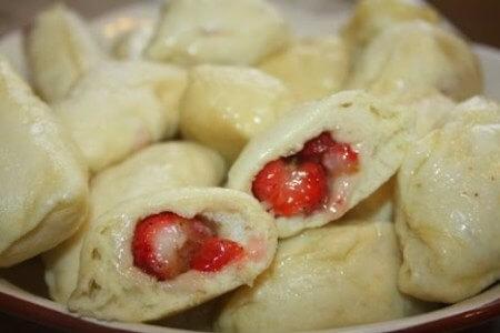 Пышные вареники с клубникой на кефире в пароварке - рецепт и фото