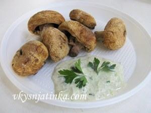 Шампиньоны жареные на костре с соусом