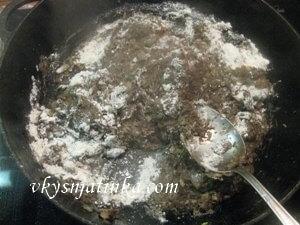 Жареный лук с шампиньонами и мукой