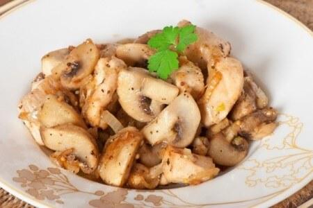 Шампиньоны с луком на сковороде - рецепт и фото