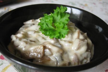Шампиньоны со сметаной на сковороде - рецепт и фото