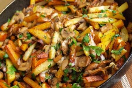 Шампиньоны на сковороде с картошкой - рецепт и фото