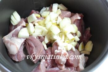 Лук со свининой в мультиварке