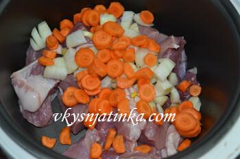 Морковь, лук и свинина в мультиварке
