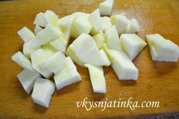 Очищаем яблоко от кожуры и нарезаем его кусочками