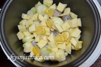 Режем маленькими кусочками лимон, и тоже кладем в мультиварку