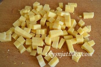 Твердый сыр нарезаем кубиками