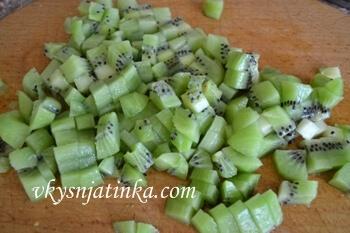 Киви очищаем и нарезаем на кубики