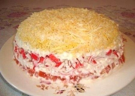 Слоеный салат «Нежность» с крабовыми палочками - рецепт и фото