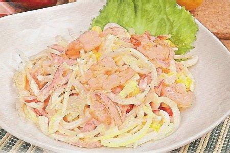Салат с кальмарами и креветками - рецепт и фото