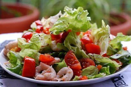 Салат с креветками и помидорами - рецепт и фото