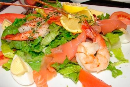 Салат с семгой и креветками - рецепт и фото