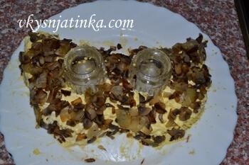 Следующий слой состоит из шампиньонов с луком