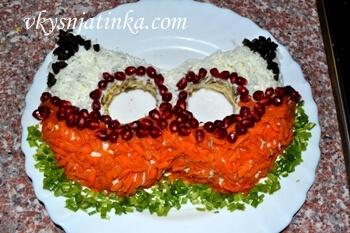 Украшаем готовый салат зернами граната и порезанными оливками