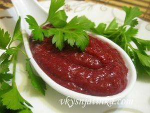 Готовый клюквенный соус подаем к мясу или птице