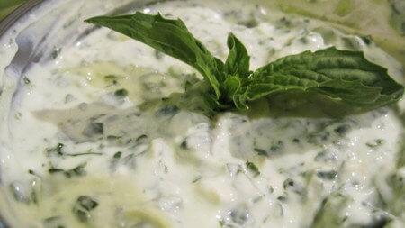 Белый соус для пиццы с базиликом - рецепт и фото