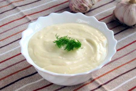 Домашний сливочный соус для пиццы с чесноком - рецепт и фото