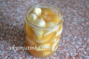 Заливаем рассолом чеснок