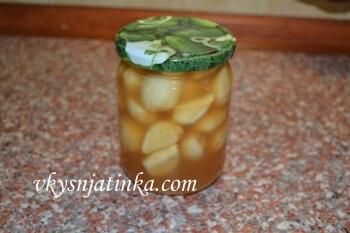 Закрываем крышкой и ставим чеснок мариноваться
