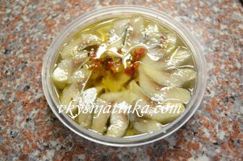 Филе сельди режем кусочками