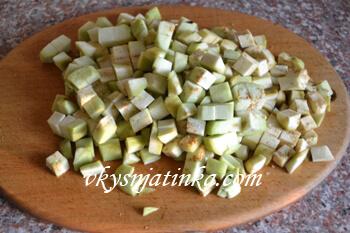 Баклажаны очищаем от кожицы и нарезаем кубикам