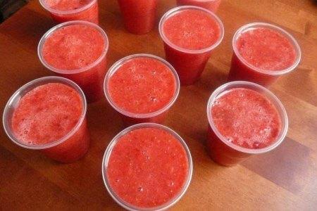 Клубника с сахаром на зиму в морозилке - рецепт и фото