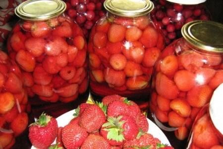 Сладкий консервированный компот из клубники - рецепт и фото