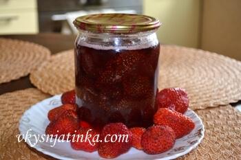 Клубничное варенье в банке