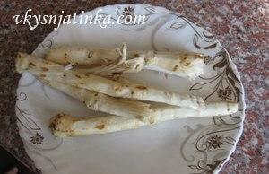 Корень хрена промываем и чистим.