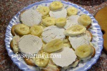 Зефир выкладываем на слой сметаны, между ними кладем кружочки бананов