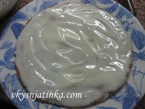 Каждый корж медовика щедро промазываем сметанным кремом