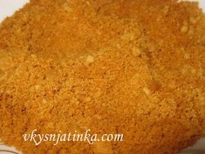 Обрезки коржей разминаем в мелкую крошку руками