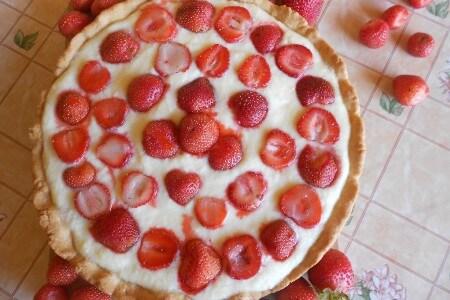 Песочный торт с клубникой и бананами - рецепт и фото