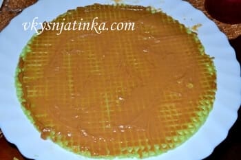 Вафельный корж намазанный сгущенкой