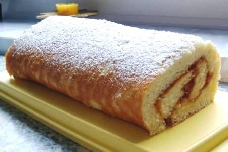 Аппетитный бисквитный рулет со сгущенкой - рецепт и фото