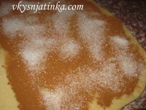 Первый пласт засыпаем половиной корицы и сахара
