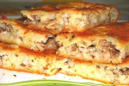 Простой пирог с рисом и рыбными консервами - рецепт и фото