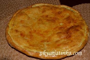 Остывший пирог с луком и яйцом