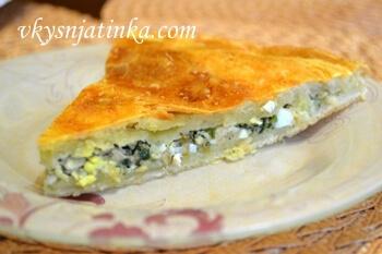 Готовый пирог с луком и яйцом