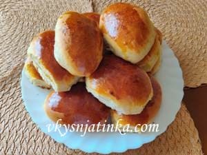 Готовые пирожки с вишней из дрожжевого теста